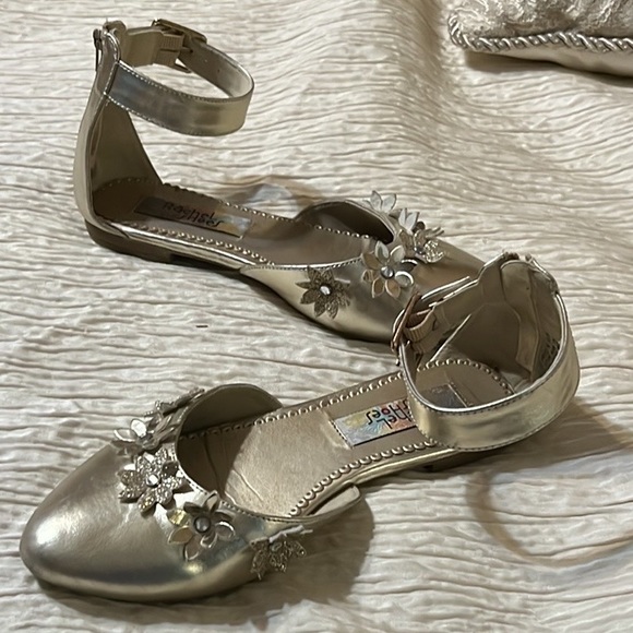 🎉HP🎉 Rachel Shoes Mindy in Gold - Picture 3 of 10